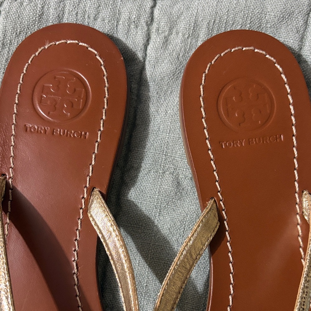 Tory Burch Metallic Gold Strap Leather Thong Sandals with Tan Footbed - Picture 3 of 7